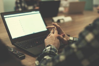 Dizüstü bilgisayarda programlama kodu yazan yazılım geliştirici