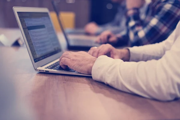 Softwareontwikkelaar Die Programmeercode Laptop Computer Schrijft — Stockfoto