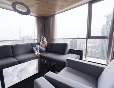 genç kız kulaklık ile müzik keyfi