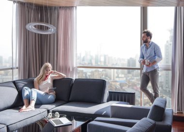 tablet bilgisayar kullanarak evde rahatlatıcı Çift