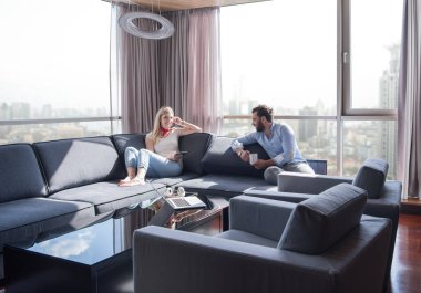 tablet bilgisayar kullanarak evde rahatlatıcı Çift