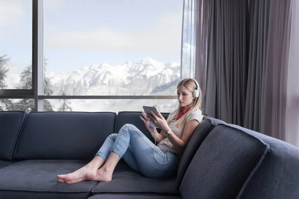 Young girl enjoying music through headphones — Stock Photo, Image