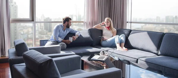 Paar entspannt zu Hause mit Tablet-Computer — Stockfoto