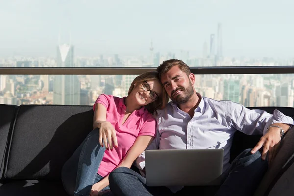 Pareja relajándose en casa usando computadoras portátiles —  Fotos de Stock