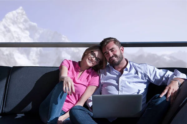 Paar entspannt zu Hause mit Laptop-Computern — Stockfoto