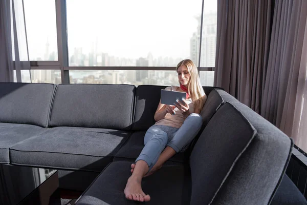 Beautiful Young Woman Sofa Home Surfing Internet Using Tablet Computer — Stock Photo, Image