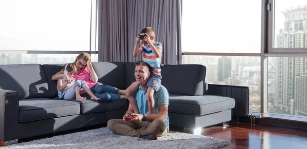 Una Famiglia Felice Padre Madre Figli Che Giocano Videogioco Padre — Foto Stock