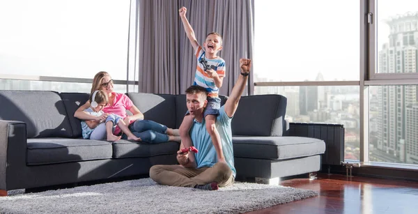 快乐的家庭爸爸 妈妈和孩子在玩电子游戏爸爸和儿子一起在地板上玩电子游戏 — 图库照片