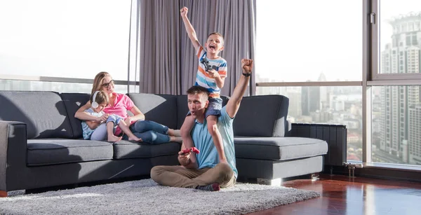 Família Feliz Pai Mãe Filhos Jogando Jogo Vídeo Pai Filho — Fotografia de Stock