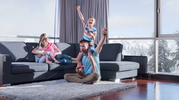 幸せな家族だ 父と母と子供がビデオゲームをしている父と息子が一緒に床でビデオゲームをしている — ストック写真