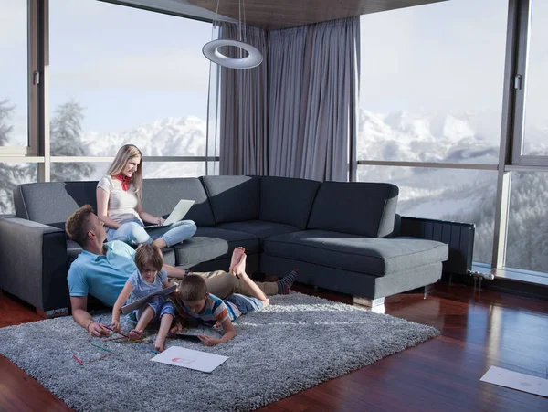 快乐的年轻家庭在家里 用笔记本电脑和儿童绘图机一起在地板上玩耍 — 图库照片