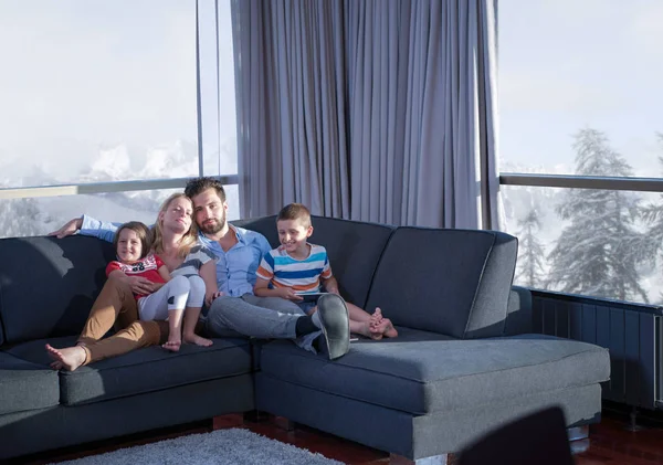 Gelukkige jonge paar tijd doorbrengen met kinderen — Stockfoto