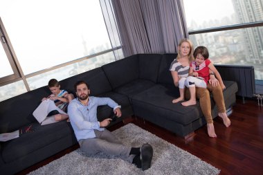 Mutlu Genç Aile Evdeki kanepede birlikte oynuyorlar Bir tablet ve bir çocuk çizim seti kullanarak