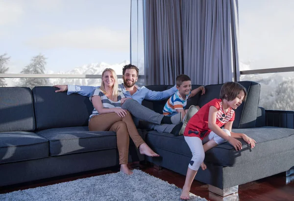 Gelukkige jonge paar tijd doorbrengen met kinderen — Stockfoto