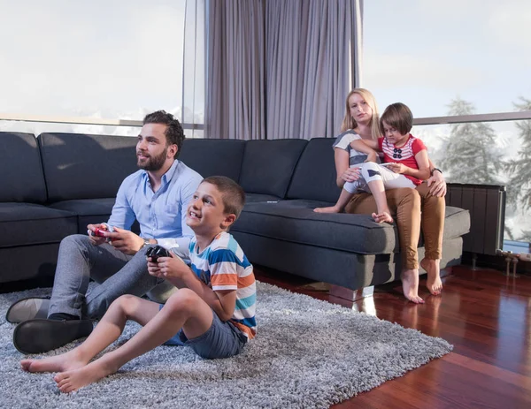 Šťastná Rodina Otec Matka Děti Hrají Videohru Otec Syn Spolu — Stock fotografie