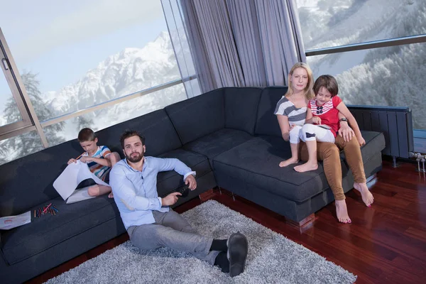 Glad Ung Familj Leker Tillsammans Soffan Hemma Med Hjälp Surfplatta — Stockfoto