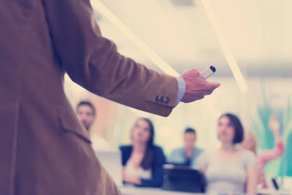 Fechar Mão Professor Com Marcador Durante Ensino Aulas Sala Aula — Fotografia de Stock