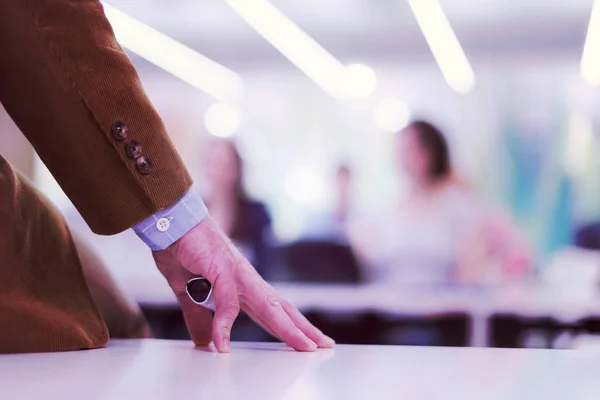 Närbild Lärarhand Med Markör När Undervisar Elever Klassrummet — Stockfoto