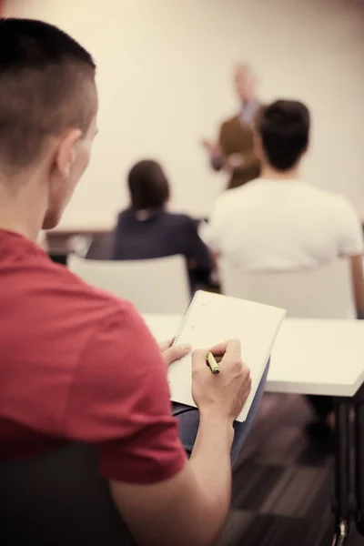 Estudante Sexo Masculino Tomar Notas Sala Aula Conceito Educação Empresarial — Fotografia de Stock