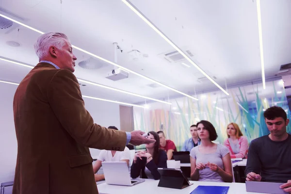 Grupo Estudiantes Estudian Con Profesor Aula Escuela Moderna — Foto de Stock