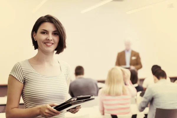 Portrait Une Étudiante Heureuse Tenant Une Tablette Pendant Elle Enseignait — Photo