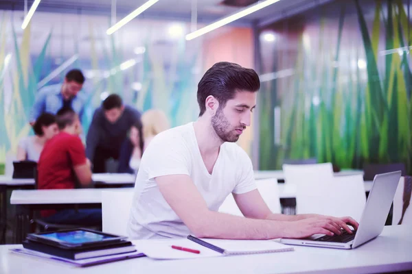 Estudiante Masculino Aula Trabajo Tarea Aprendizaje Con Computadora Portátil Grupo —  Fotos de Stock