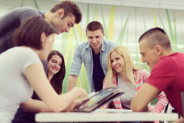 Étudiants Groupe Étudier Ensemble Dans Classe École Travailler Ensemble Projet — Photo