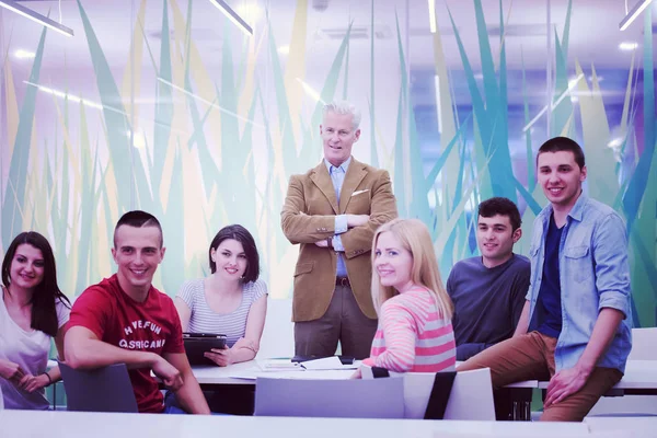 Porträt Eines Selbstbewussten Lehrers Schülergruppe Hintergrund — Stockfoto