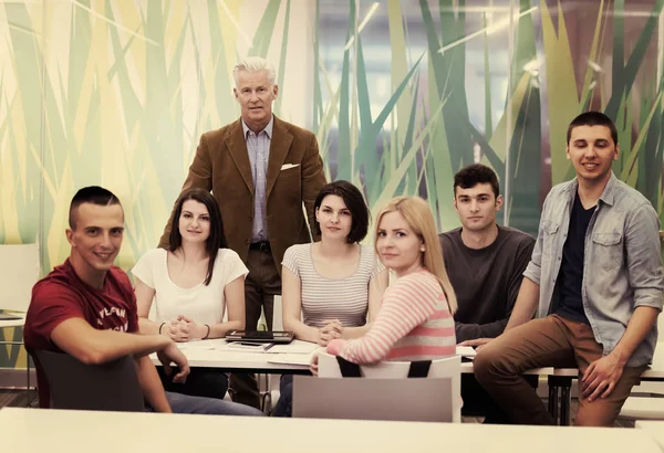 Portret Van Zelfverzekerde Leraar Studenten Groep Achtergrond — Stockfoto