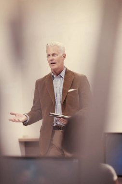 Yakışıklı, olgun öğretmen ve bilgisayar laboratuarı sınıfında öğrenciler.