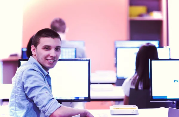 Gruppo Studenti Tecnologia Aula Laboratorio Informatica Lavorare — Foto Stock