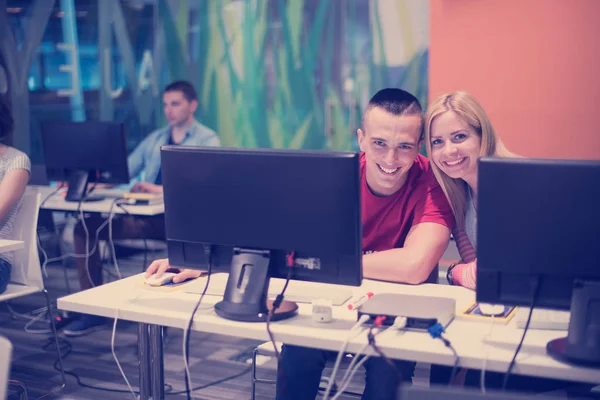 Technikstudentengruppe Computerraum Der Schule Arbeitet — Stockfoto