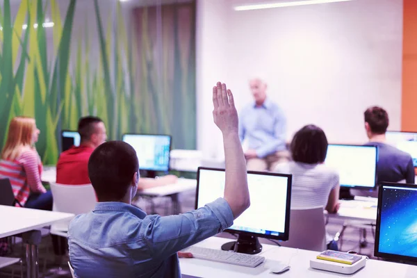 Student Answering Question Classroom Mature Teacher Students Computer Lab Classroom — Stock Photo, Image