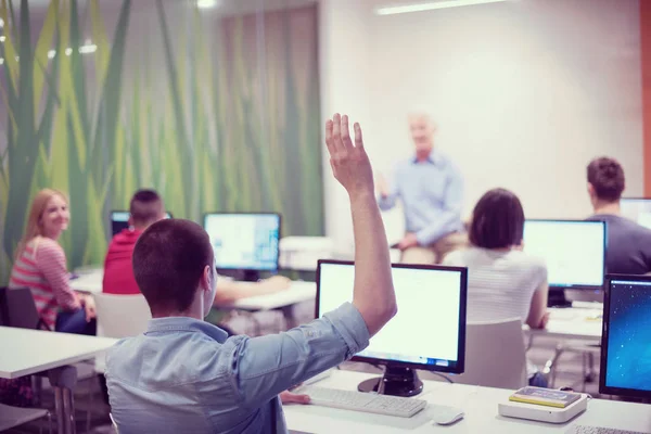 Student Beantwoorden Van Een Vraag Klas Volwassen Leraar Studenten Computer — Stockfoto