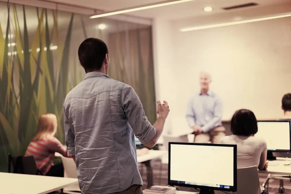 Student Beantwoorden Van Een Vraag Klas Volwassen Leraar Studenten Computer — Stockfoto