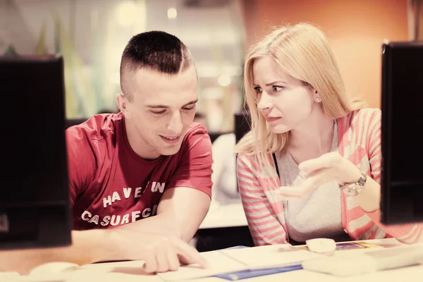 Gruppo Studenti Tecnologia Aula Laboratorio Informatica Lavorare — Foto Stock