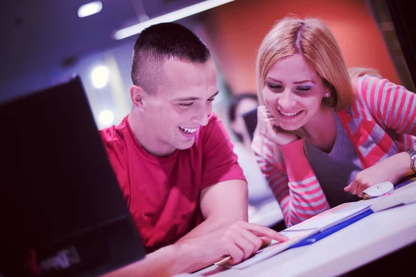 Teknik Studenter Grupp Datorlabb Skola Klassrum Arbetar — Stockfoto