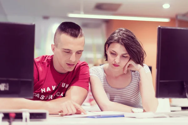 Teknik Studenter Grupp Datorlabb Skola Klassrum Arbetar — Stockfoto