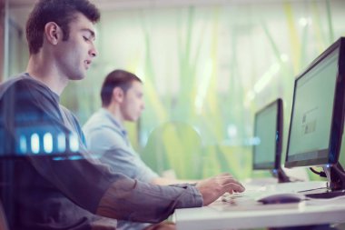 Bilgisayar laboratuarı okulunda çalışan teknoloji öğrencileri grubu