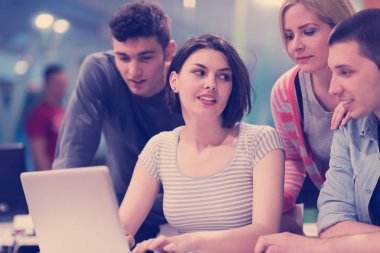 Öğrenciler sınıfında birlikte ders çalışırlar ve ödev projesinde birlikte çalışırlar.