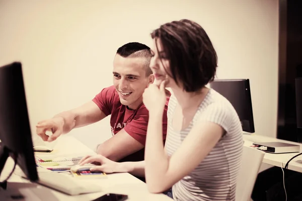 Gruppo Studenti Tecnologia Aula Laboratorio Informatica Lavorare — Foto Stock