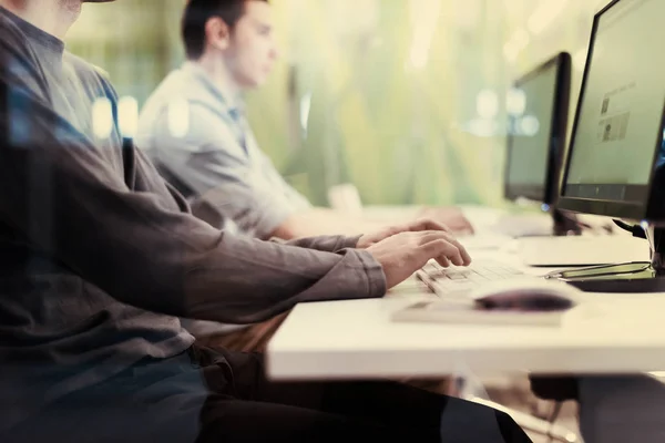 Technologie Studenten Groep Computer Lab School Klaslokaal Werken Aan — Stockfoto