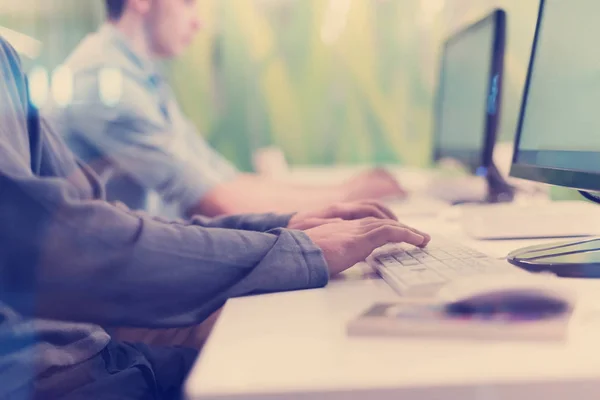 Gruppo Studenti Tecnologia Aula Laboratorio Informatica Lavorare — Foto Stock