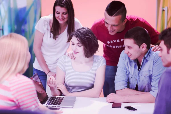 Gruppo Studenti Studiare Insieme Classe Lavorare Insieme Progetto Compiti Casa — Foto Stock