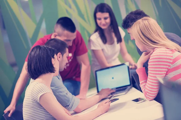 Schüler Lernen Gemeinsam Klassenzimmer Und Arbeiten Gemeinsam Einem Hausaufgabenprojekt — Stockfoto