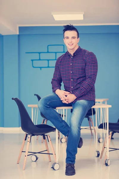 Retrato Joven Hombre Negocios Con Ropa Casual Sentado Mesa Nuevo —  Fotos de Stock