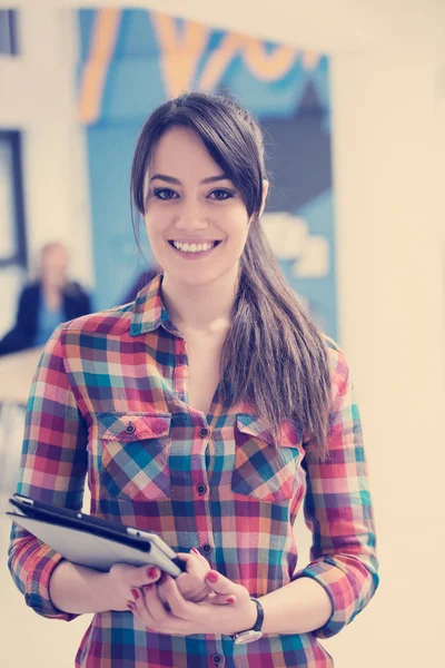 Retrato Joven Mujer Negocios Interior Oficina Inicio Moderno Equipo Reunión —  Fotos de Stock