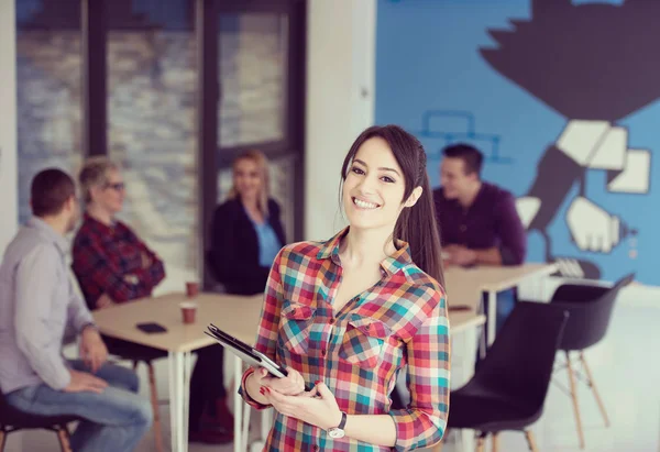 Portret Van Jonge Zakenvrouw Bij Moderne Startup Office Interieur Team — Stockfoto