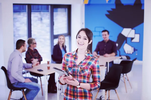 Porträt Einer Jungen Geschäftsfrau Modernen Gründerbüro Team Hintergrund — Stockfoto