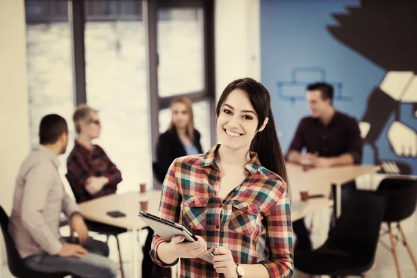 Portret Van Jonge Zakenvrouw Bij Moderne Startup Office Interieur Team — Stockfoto